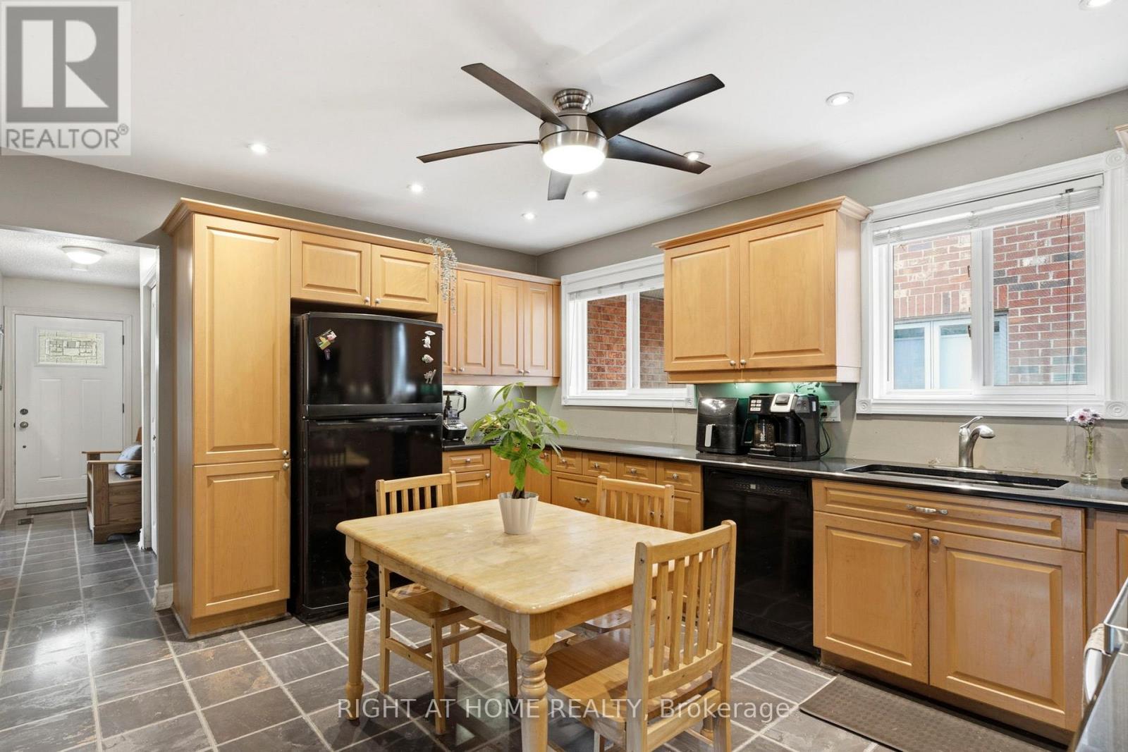 33 Benson Avenue, Mississauga, ON - Indoor Photo Showing Kitchen