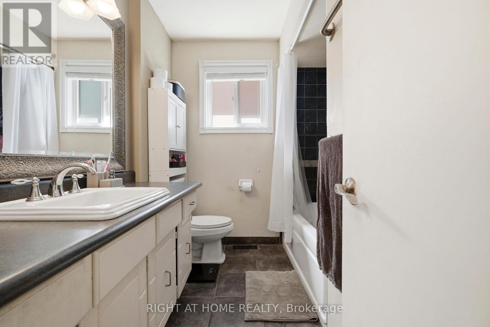 33 Benson Avenue, Mississauga, ON - Indoor Photo Showing Bathroom