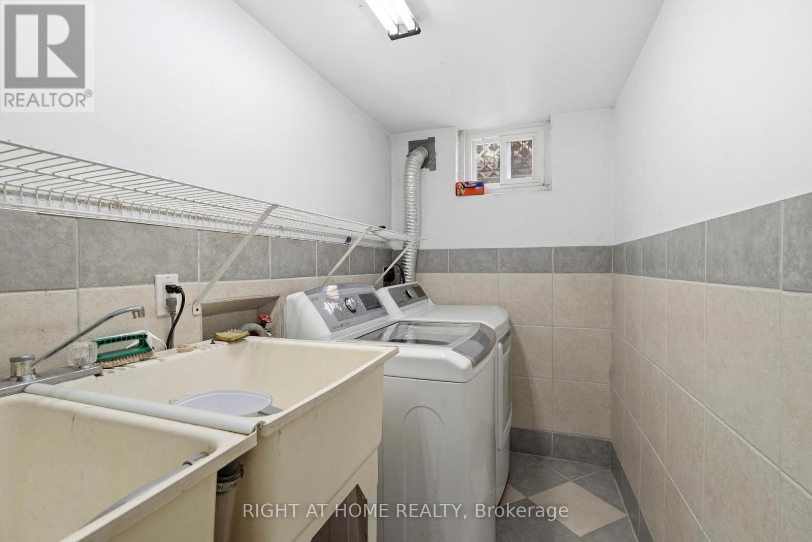 33 Benson Avenue, Mississauga, ON - Indoor Photo Showing Laundry Room