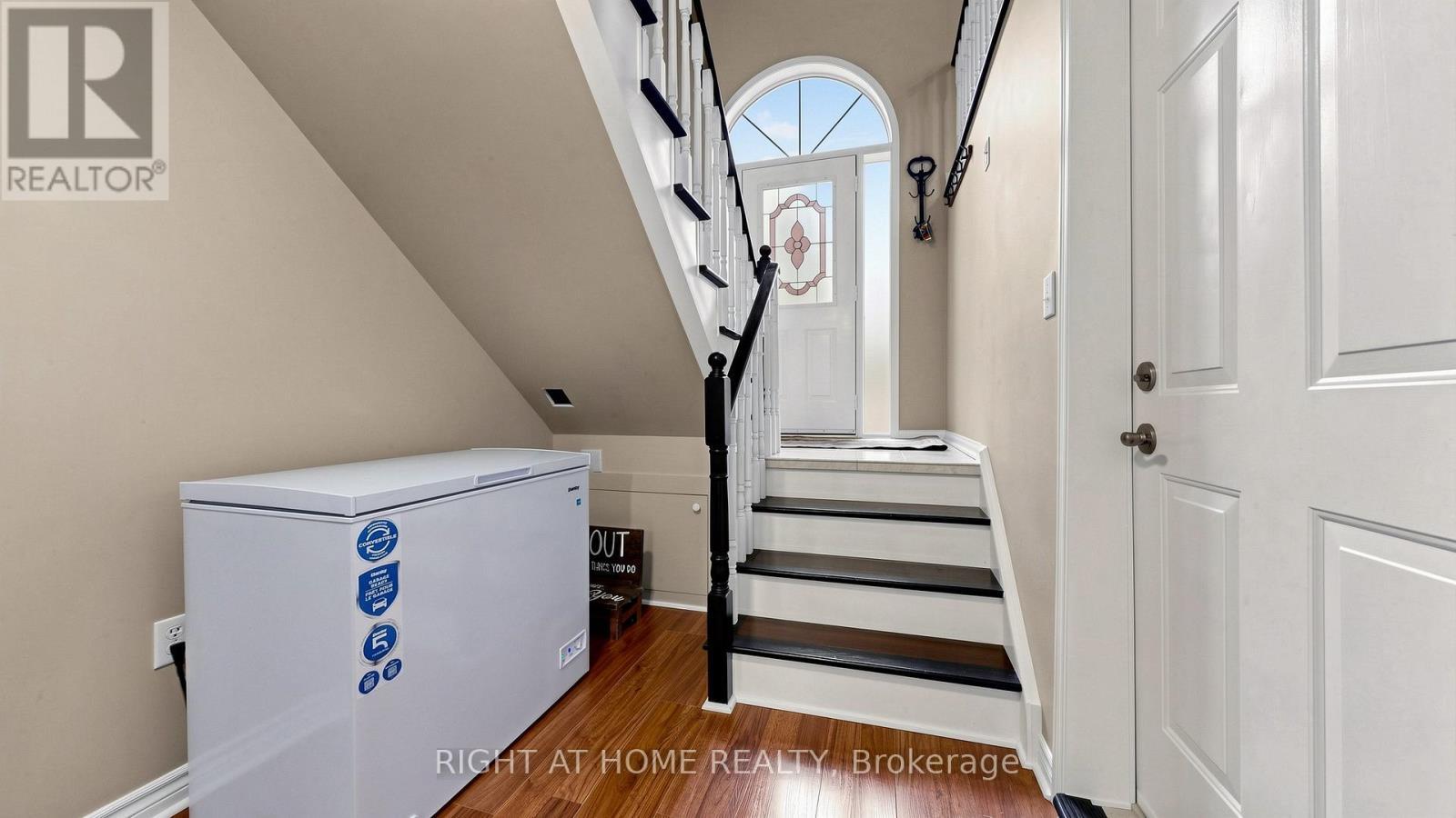 6 Compton Crescent, Bradford West Gwillimbury, ON - Indoor Photo Showing Other Room