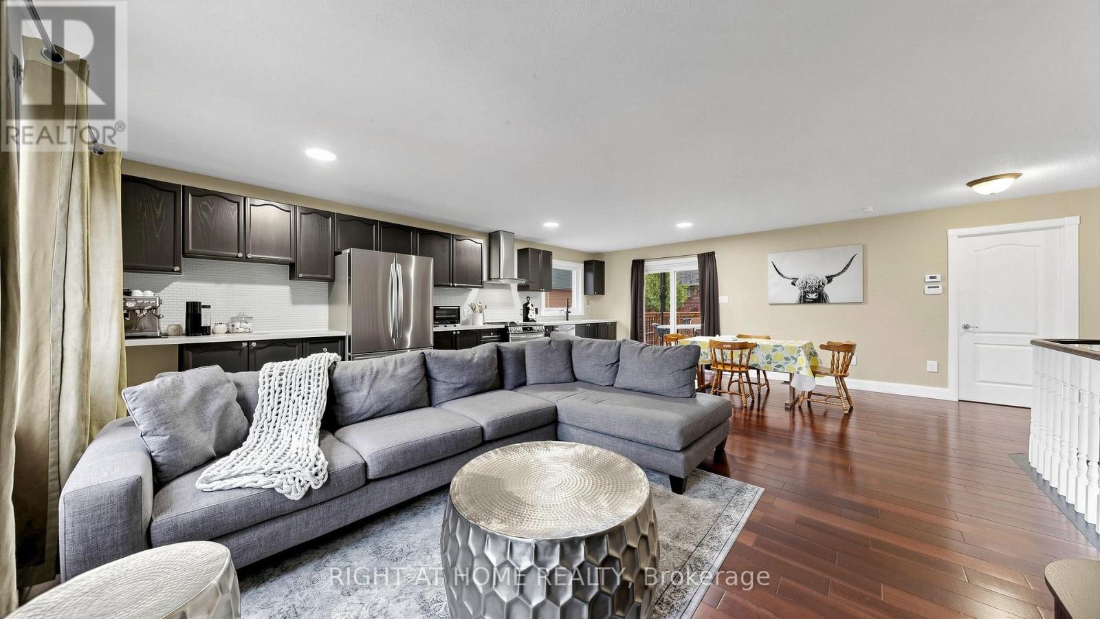 6 Compton Crescent, Bradford West Gwillimbury, ON - Indoor Photo Showing Living Room