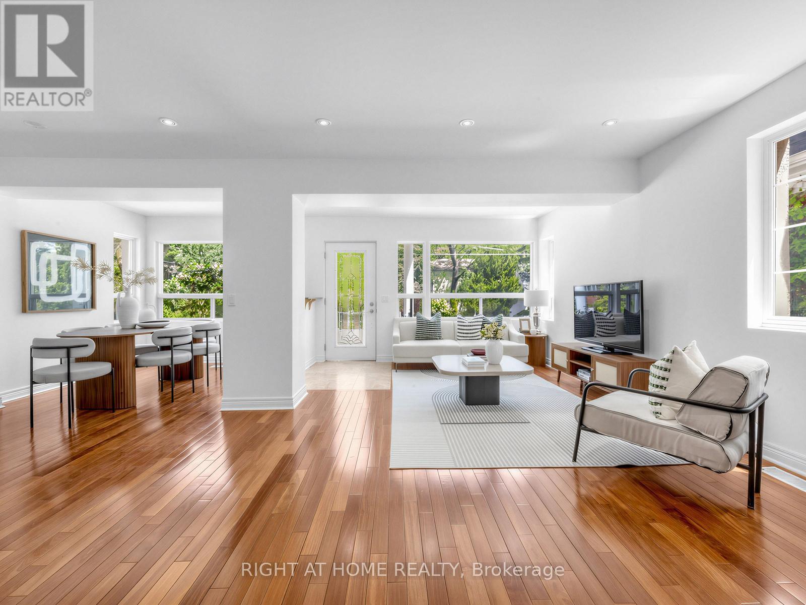 20 Kildonan Drive, Toronto, ON - Indoor Photo Showing Living Room