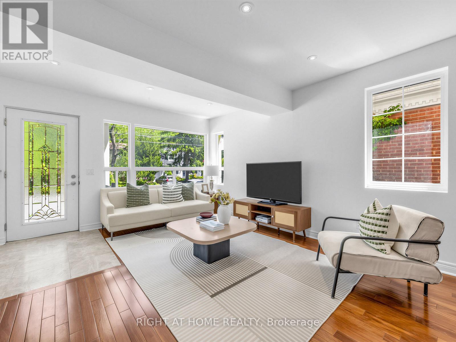 20 Kildonan Drive, Toronto, ON - Indoor Photo Showing Living Room