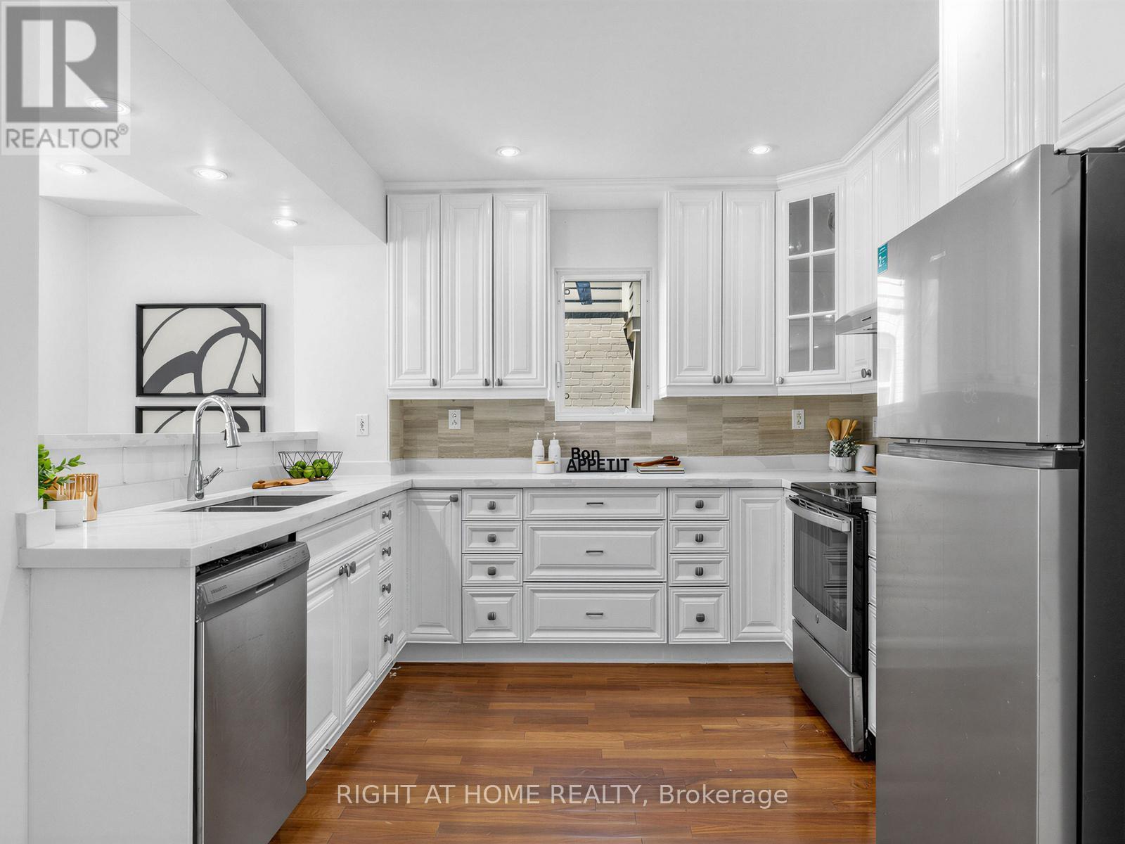 20 Kildonan Drive, Toronto, ON - Indoor Photo Showing Kitchen With Double Sink With Upgraded Kitchen