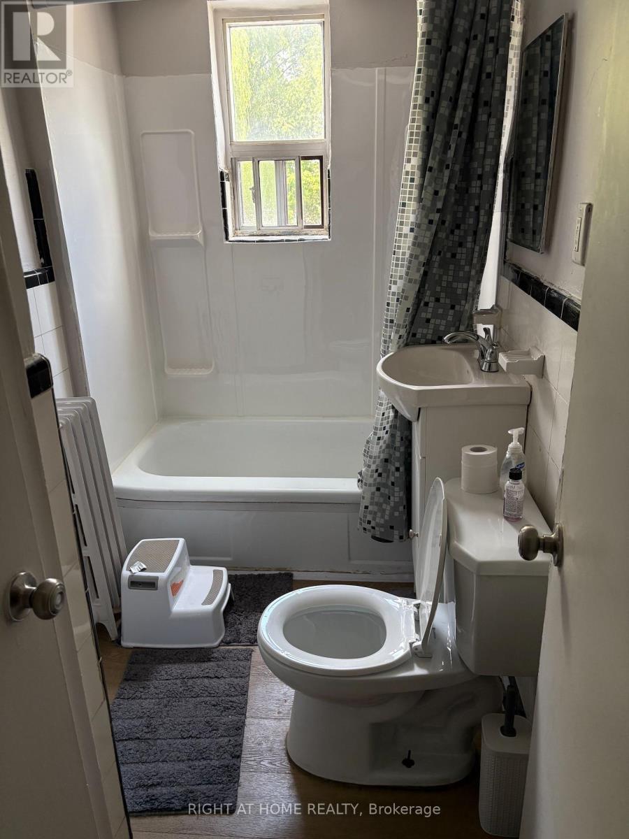 1020 O'Connor Drive, Toronto, ON - Indoor Photo Showing Bathroom