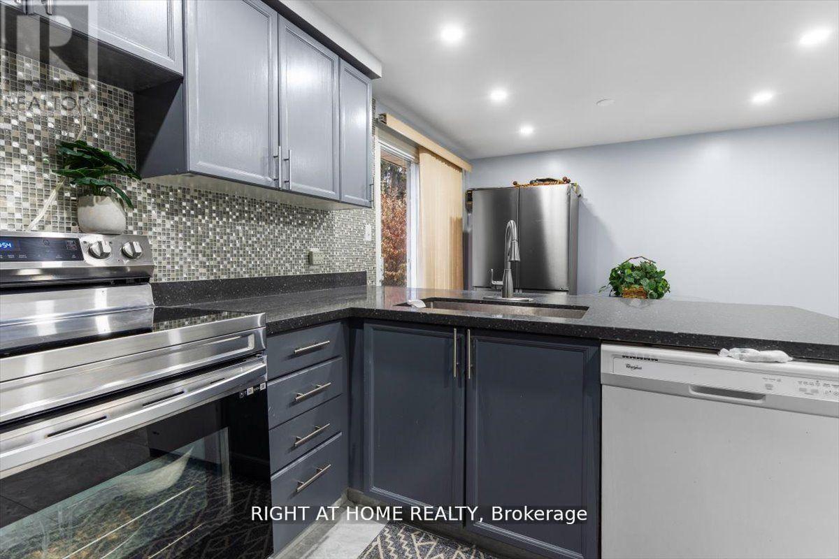 275 Tagge Crescent, Kitchener, ON - Indoor Photo Showing Kitchen