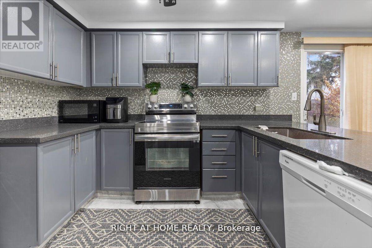 275 Tagge Crescent, Kitchener, ON - Indoor Photo Showing Kitchen With Upgraded Kitchen