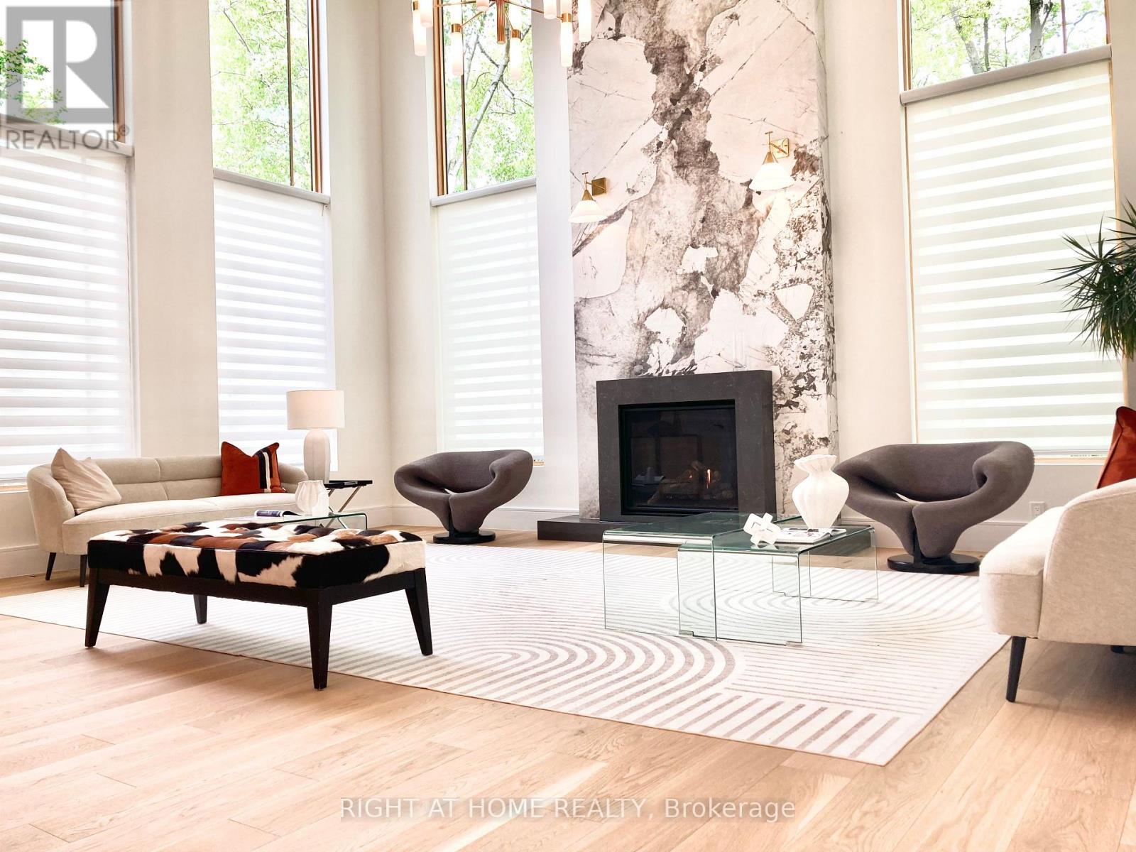 920 Calder Road, Mississauga, ON - Indoor Photo Showing Living Room With Fireplace