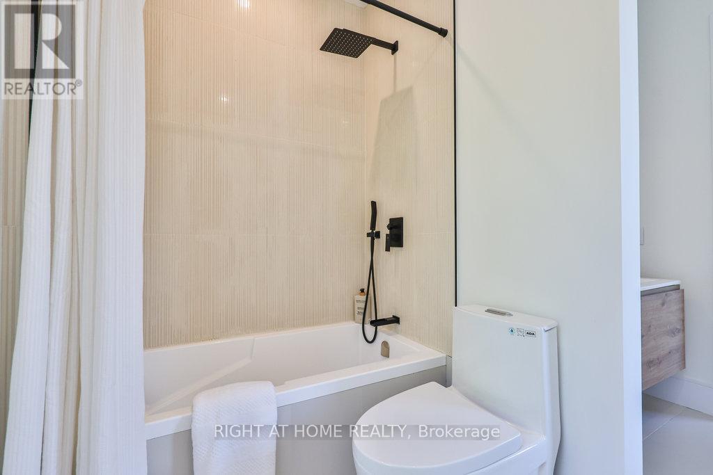 920 Calder Road, Mississauga, ON - Indoor Photo Showing Bathroom