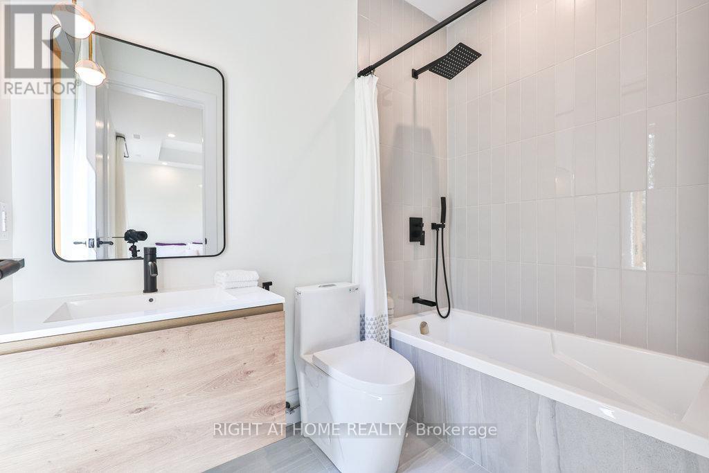 920 Calder Road, Mississauga, ON - Indoor Photo Showing Bathroom