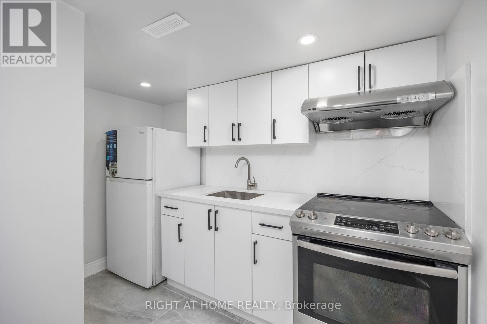 53 Gaiety Drive, Toronto, ON - Indoor Photo Showing Kitchen