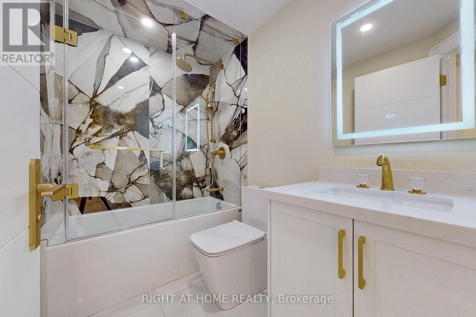 10 Jocelyn Crescent, Toronto, ON - Indoor Photo Showing Bathroom