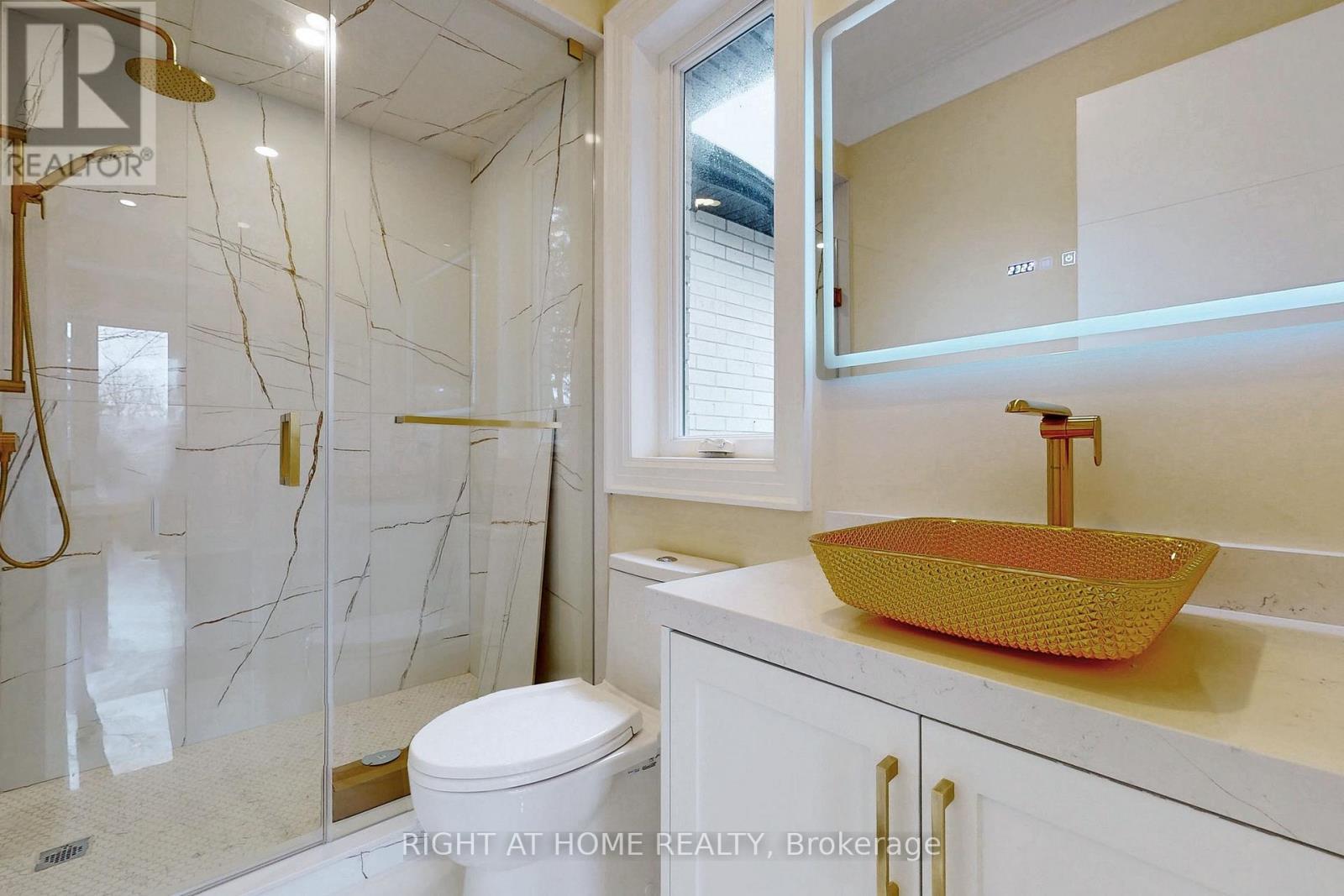 10 Jocelyn Crescent, Toronto, ON - Indoor Photo Showing Bathroom