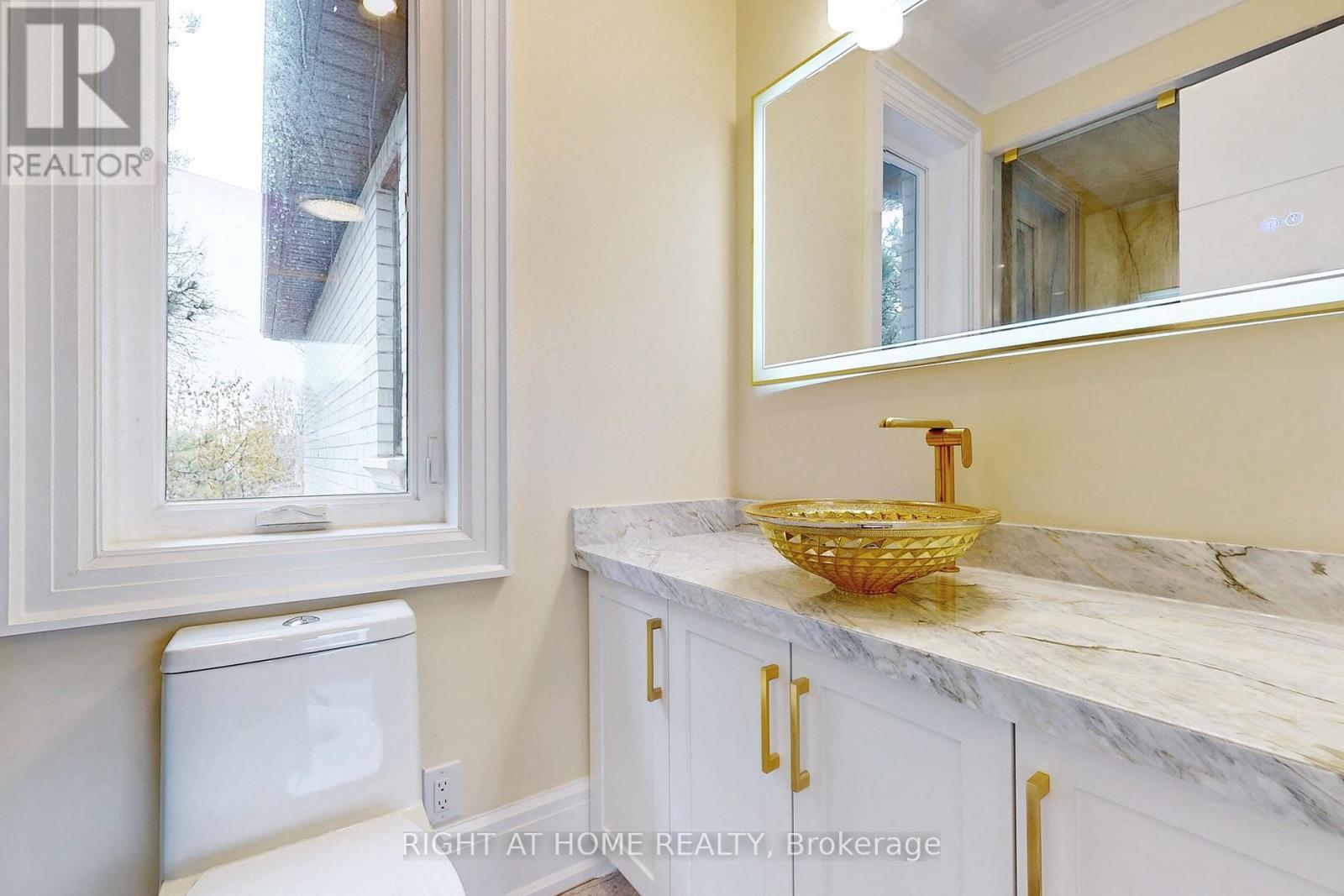 10 Jocelyn Crescent, Toronto, ON - Indoor Photo Showing Bathroom