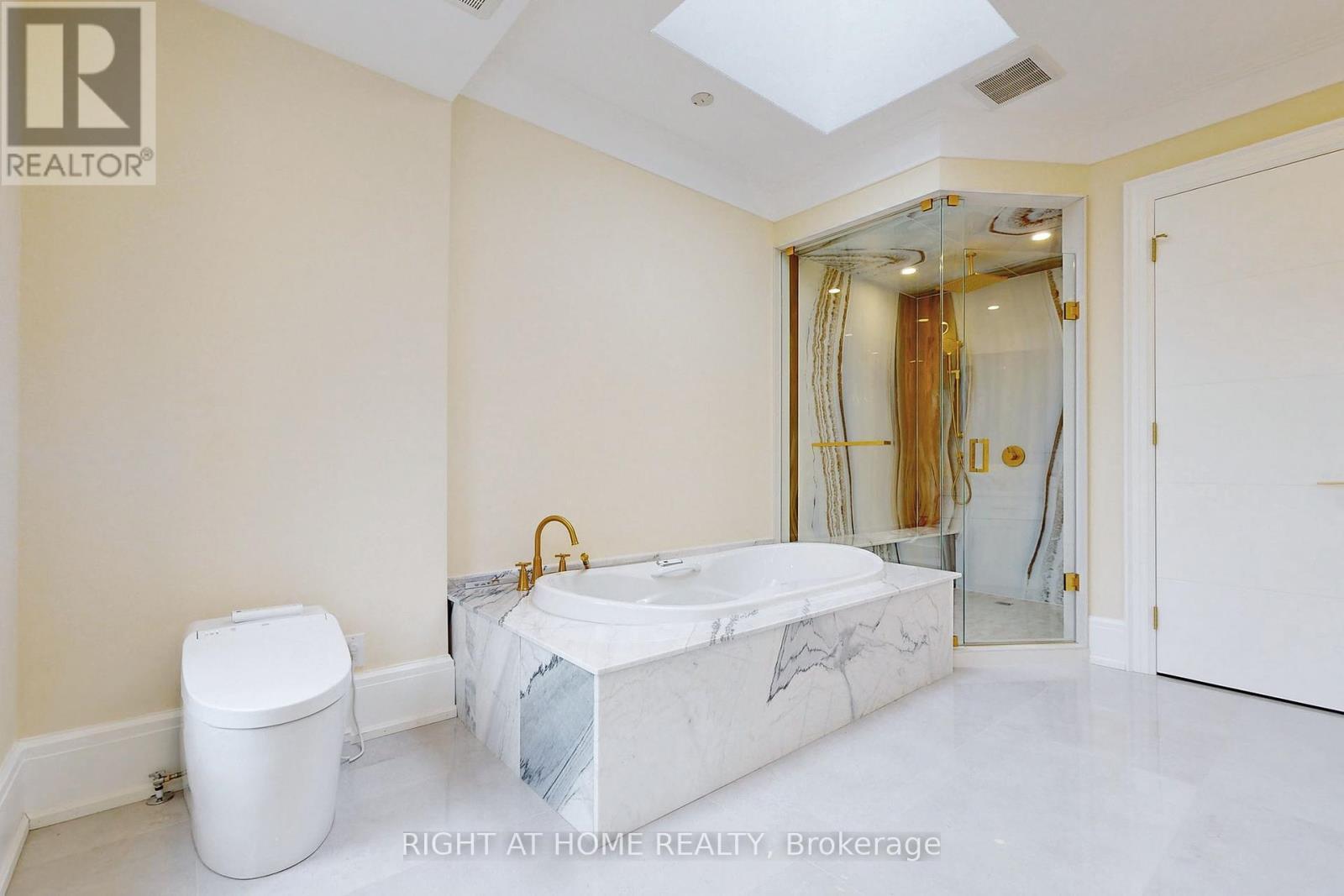 10 Jocelyn Crescent, Toronto, ON - Indoor Photo Showing Bathroom