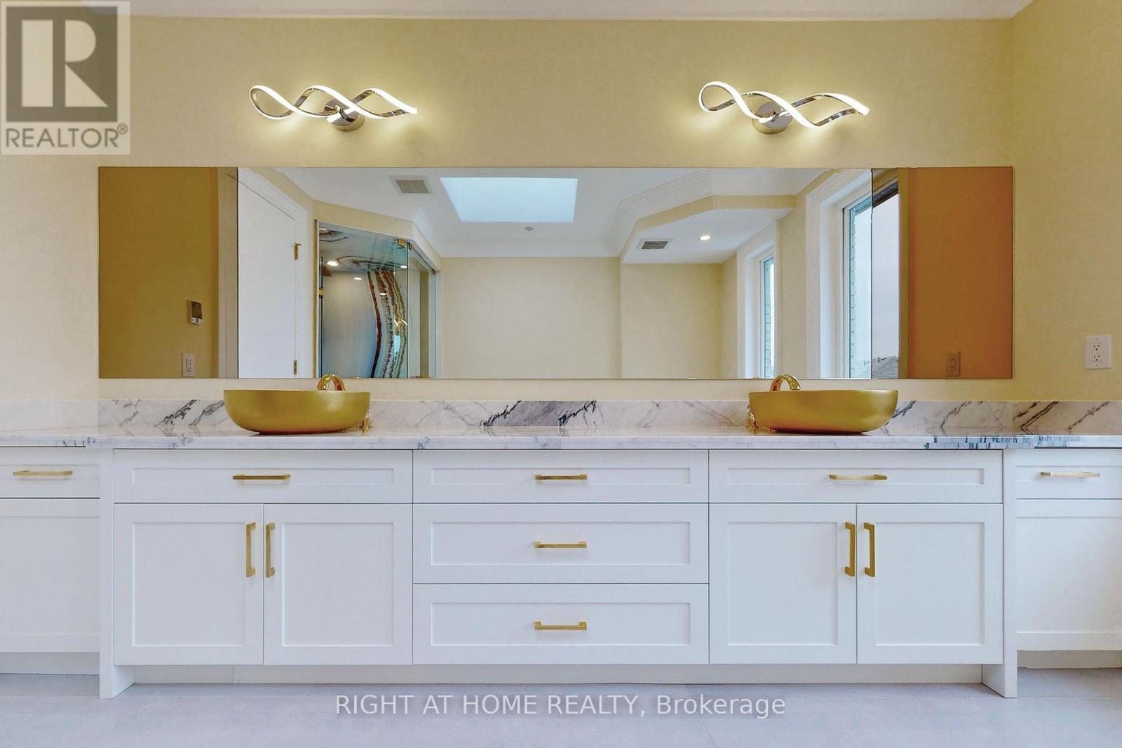 10 Jocelyn Crescent, Toronto, ON - Indoor Photo Showing Bathroom