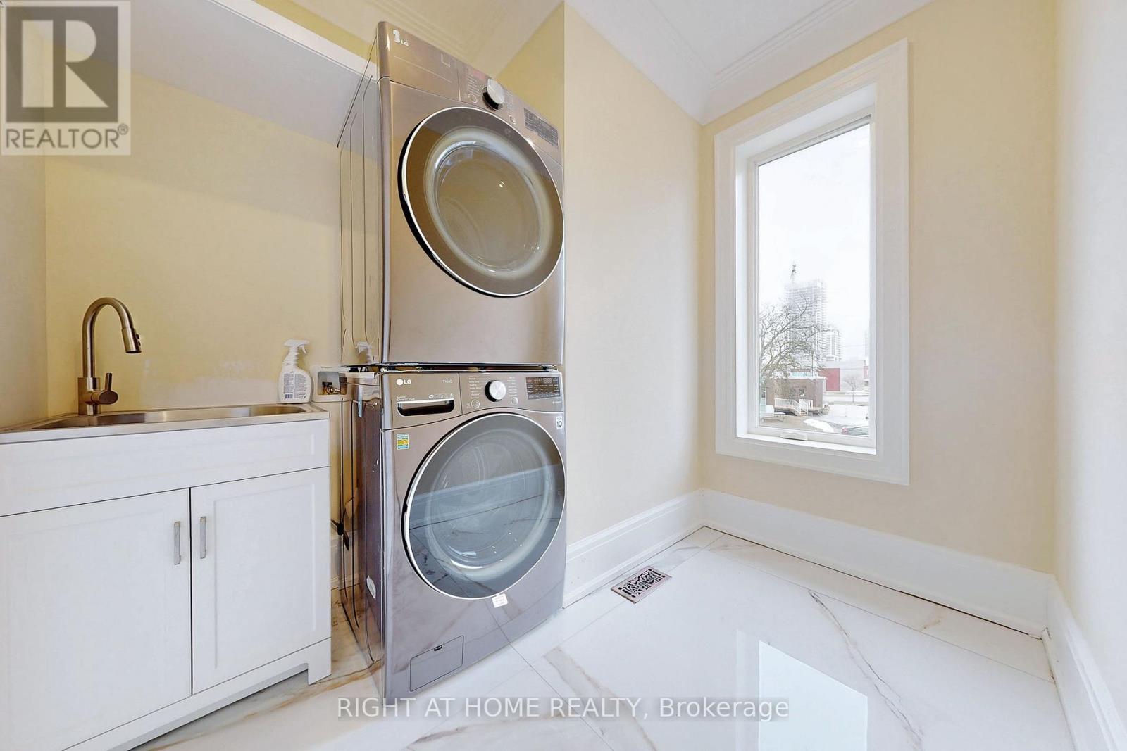 10 Jocelyn Crescent, Toronto, ON - Indoor Photo Showing Laundry Room