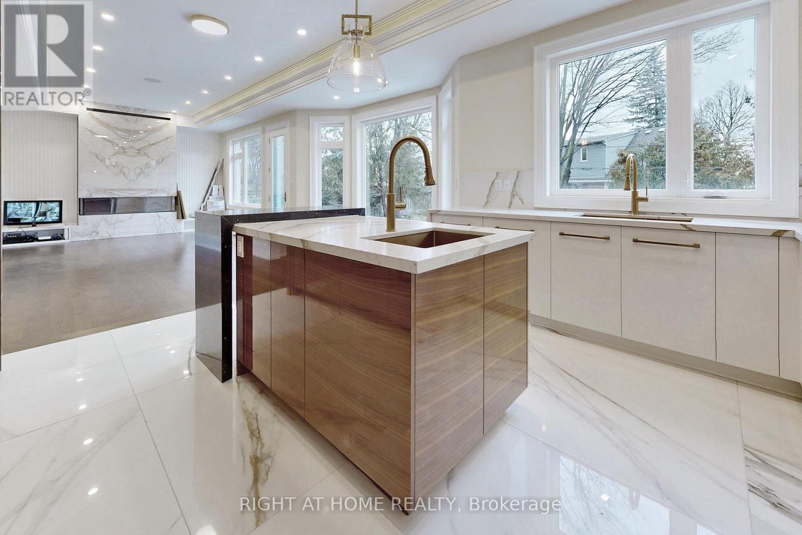 10 Jocelyn Crescent, Toronto, ON - Indoor Photo Showing Kitchen