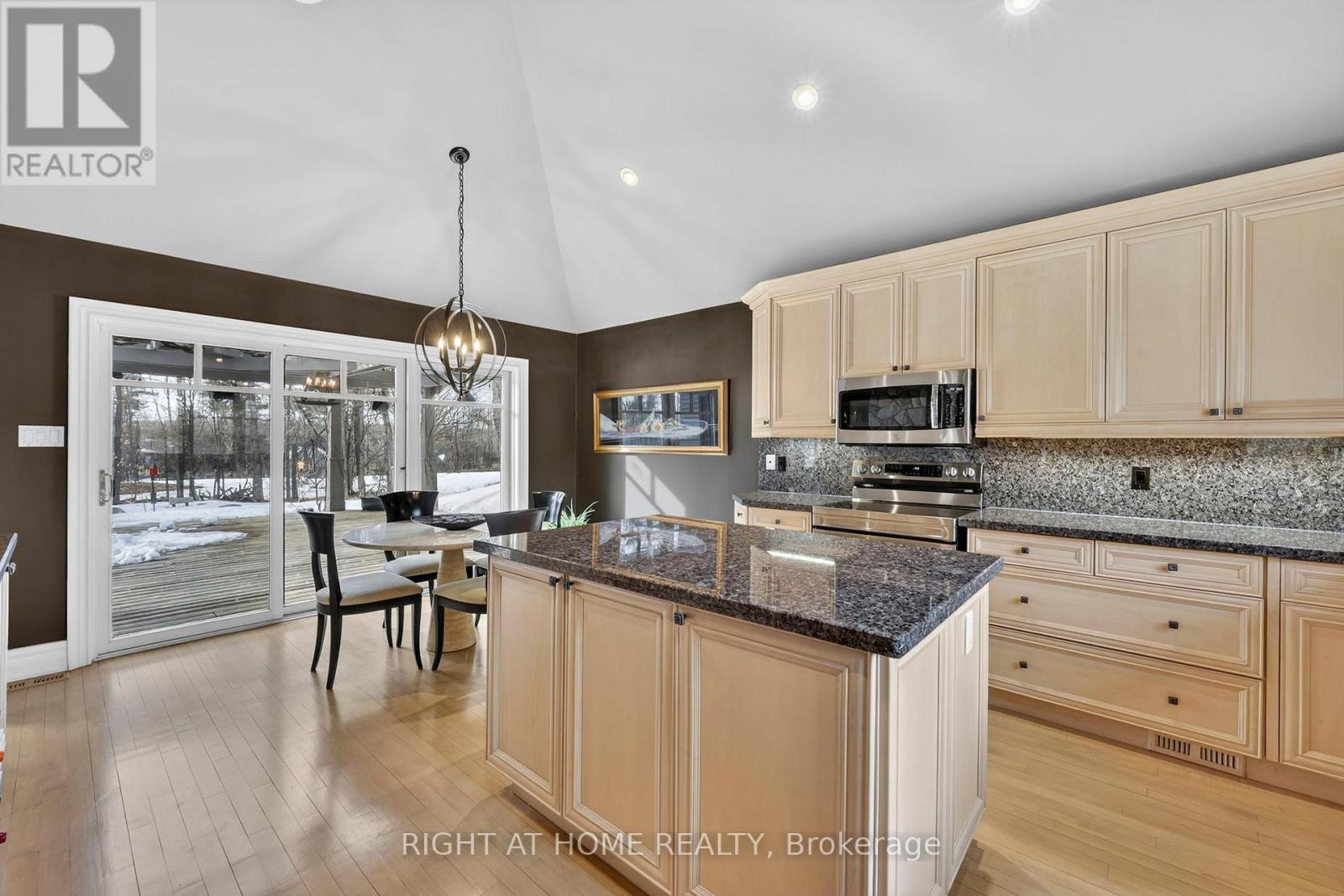 13 Alpine Way, Oro-Medonte, ON - Indoor Photo Showing Kitchen With Upgraded Kitchen