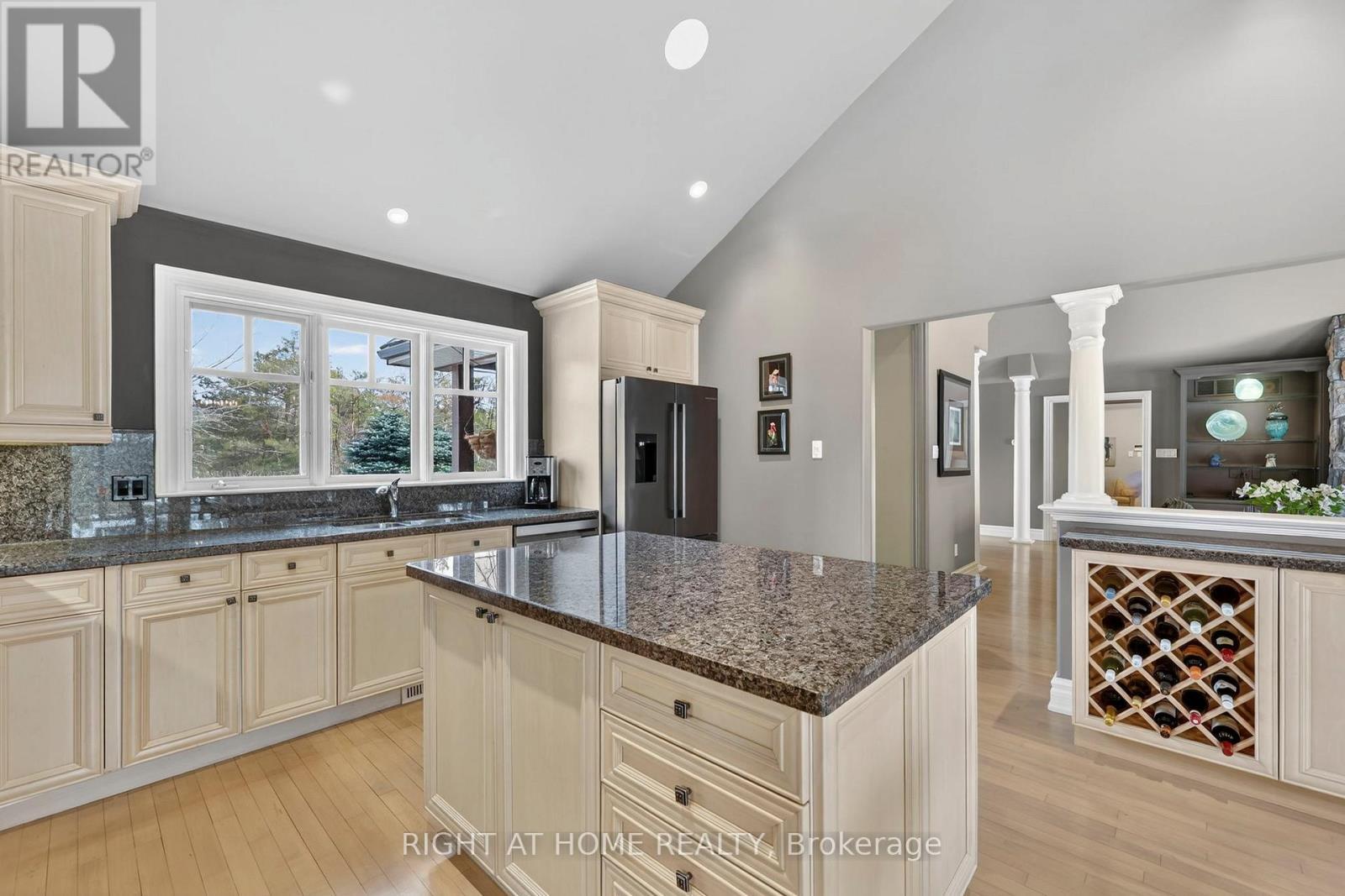 13 Alpine Way, Oro-Medonte, ON - Indoor Photo Showing Kitchen With Upgraded Kitchen