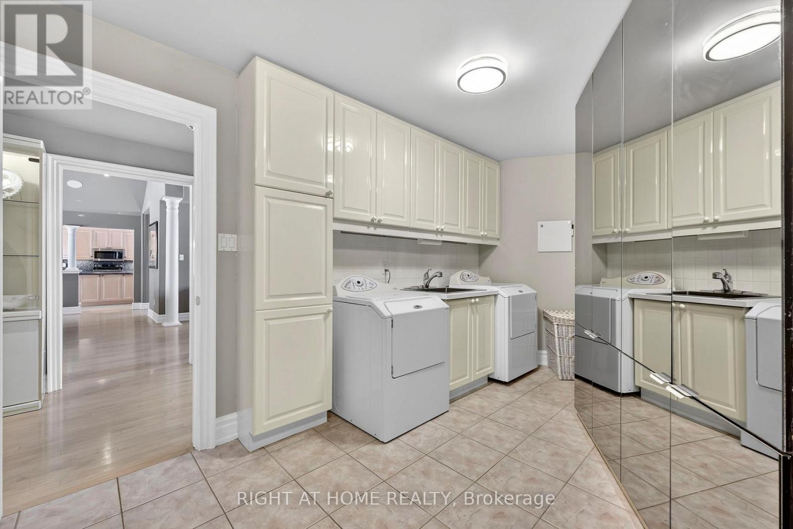 13 Alpine Way, Oro-Medonte, ON - Indoor Photo Showing Laundry Room