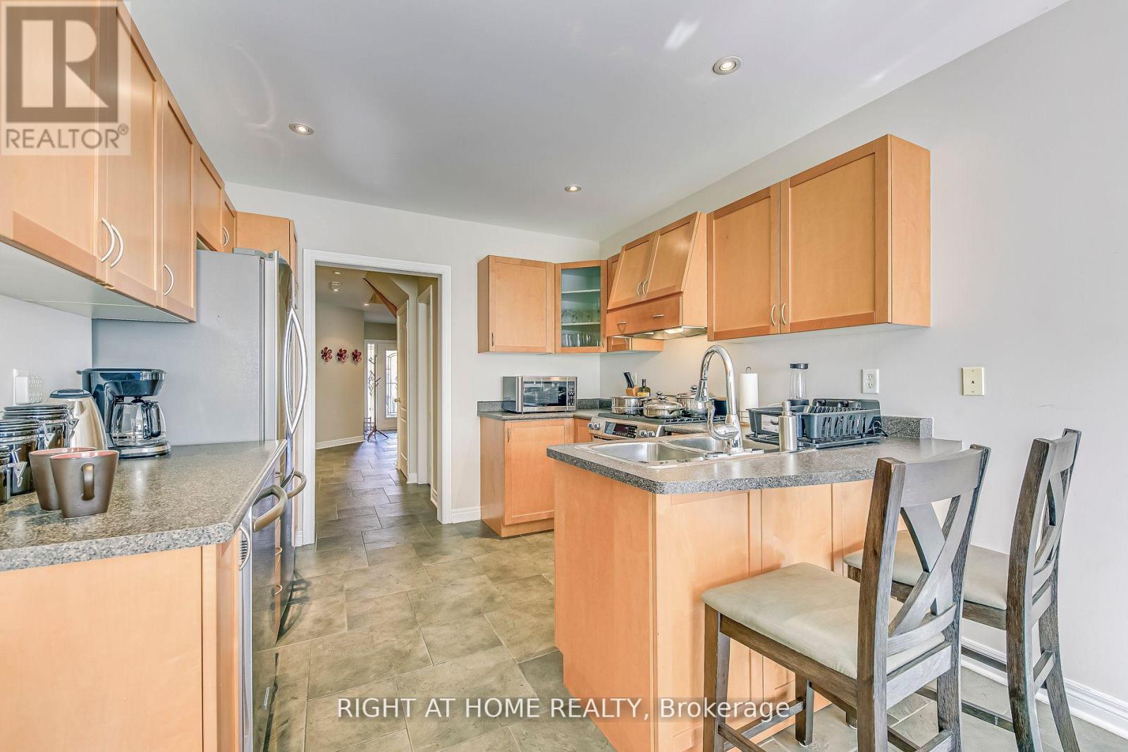 814 Brass Winds Place, Mississauga, ON - Indoor Photo Showing Kitchen With Double Sink