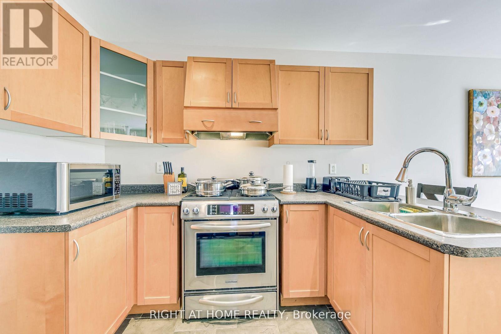 814 Brass Winds Place, Mississauga, ON - Indoor Photo Showing Kitchen With Stainless Steel Kitchen With Double Sink