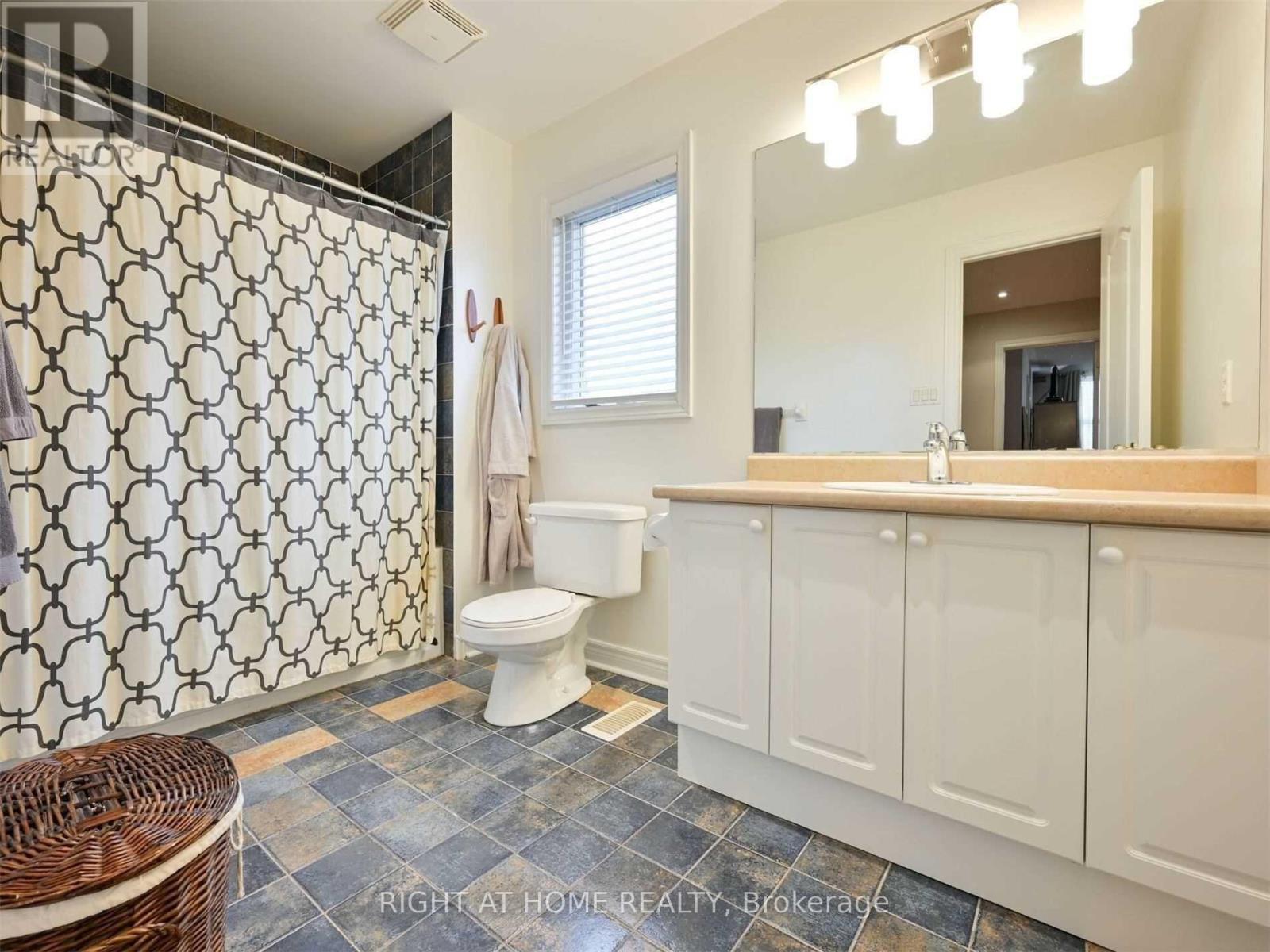 814 Brass Winds Place, Mississauga, ON - Indoor Photo Showing Bathroom