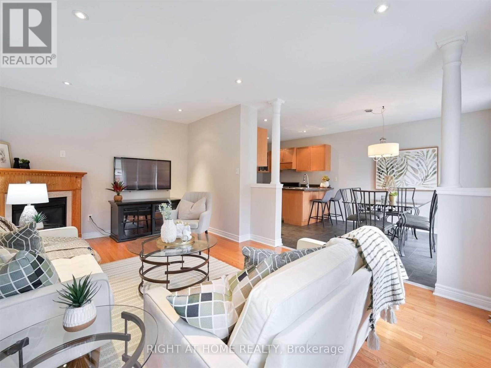 814 Brass Winds Place, Mississauga, ON - Indoor Photo Showing Living Room With Fireplace