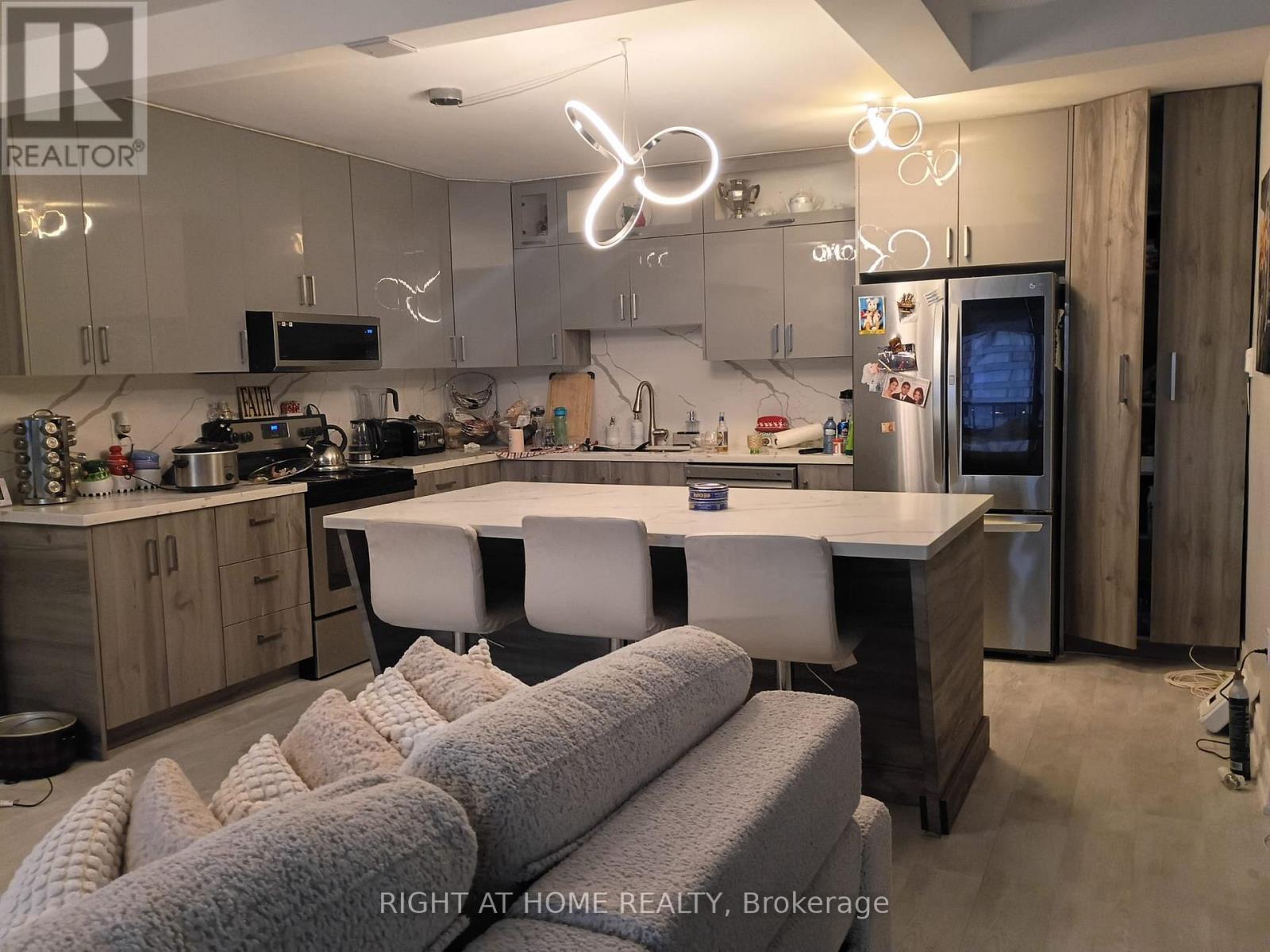 2407 - 33 Harbour Square, Toronto, ON - Indoor Photo Showing Kitchen
