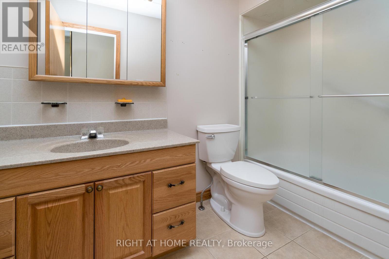 2035 Carleton Court, Burlington, ON - Indoor Photo Showing Bathroom