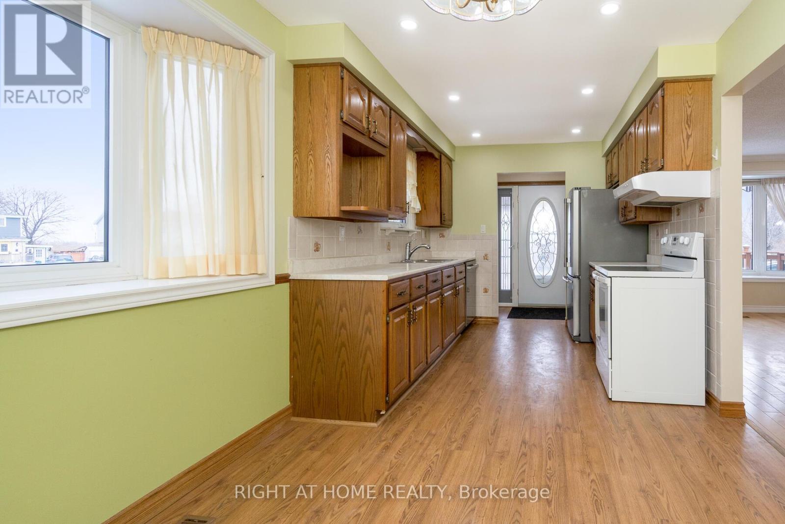 2035 Carleton Court, Burlington, ON - Indoor Photo Showing Kitchen