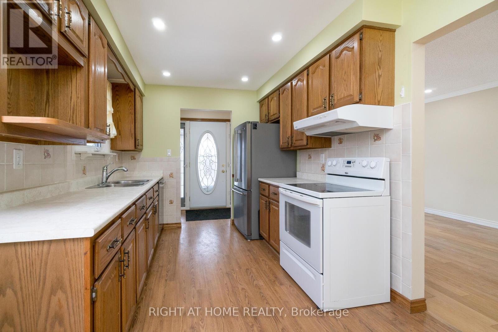 2035 Carleton Court, Burlington, ON - Indoor Photo Showing Kitchen With Double Sink