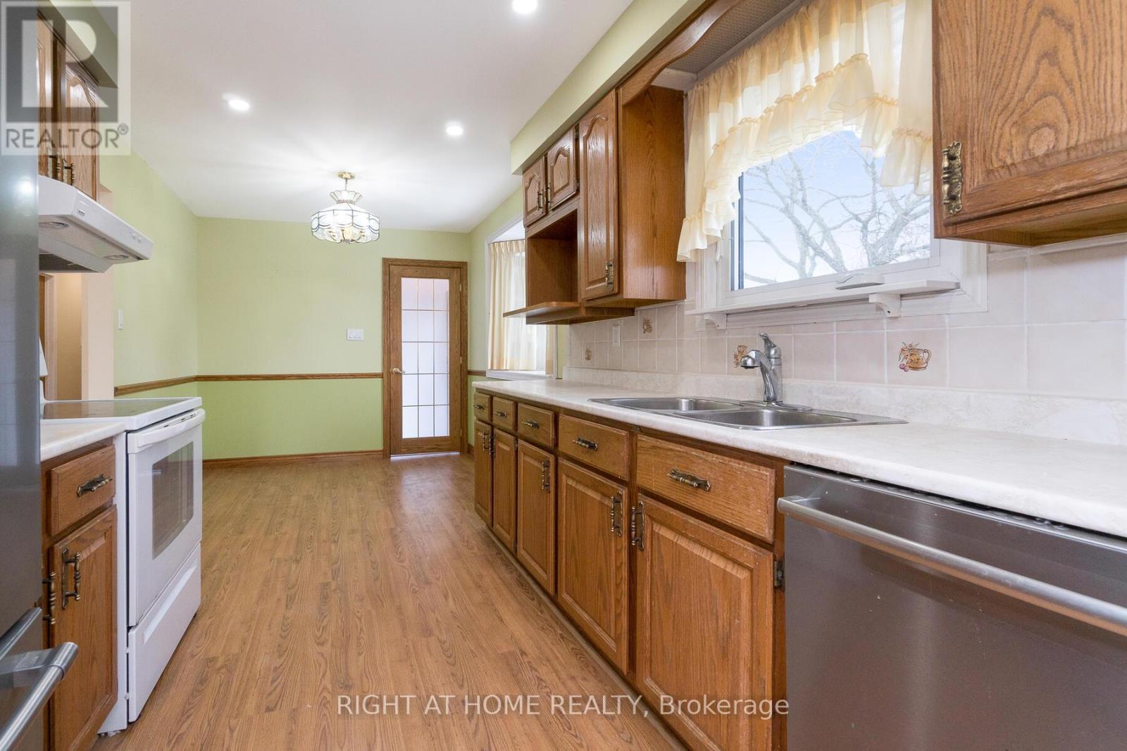 2035 Carleton Court, Burlington, ON - Indoor Photo Showing Kitchen With Double Sink
