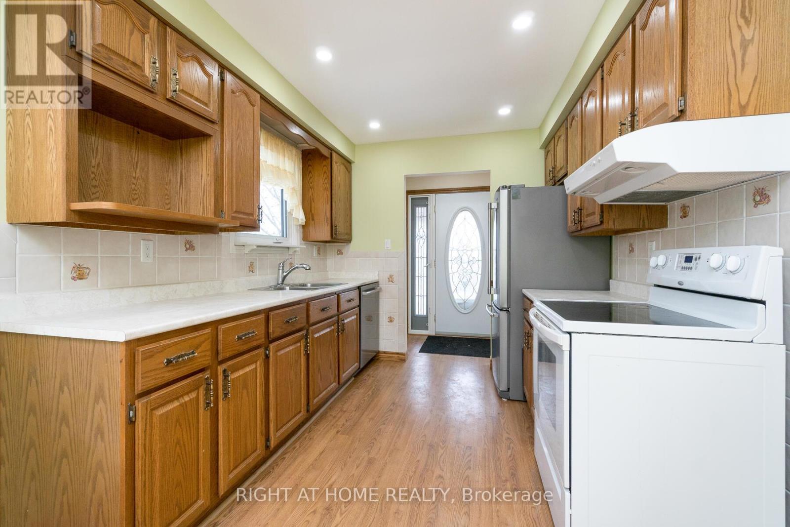 2035 Carleton Court, Burlington, ON - Indoor Photo Showing Kitchen With Double Sink