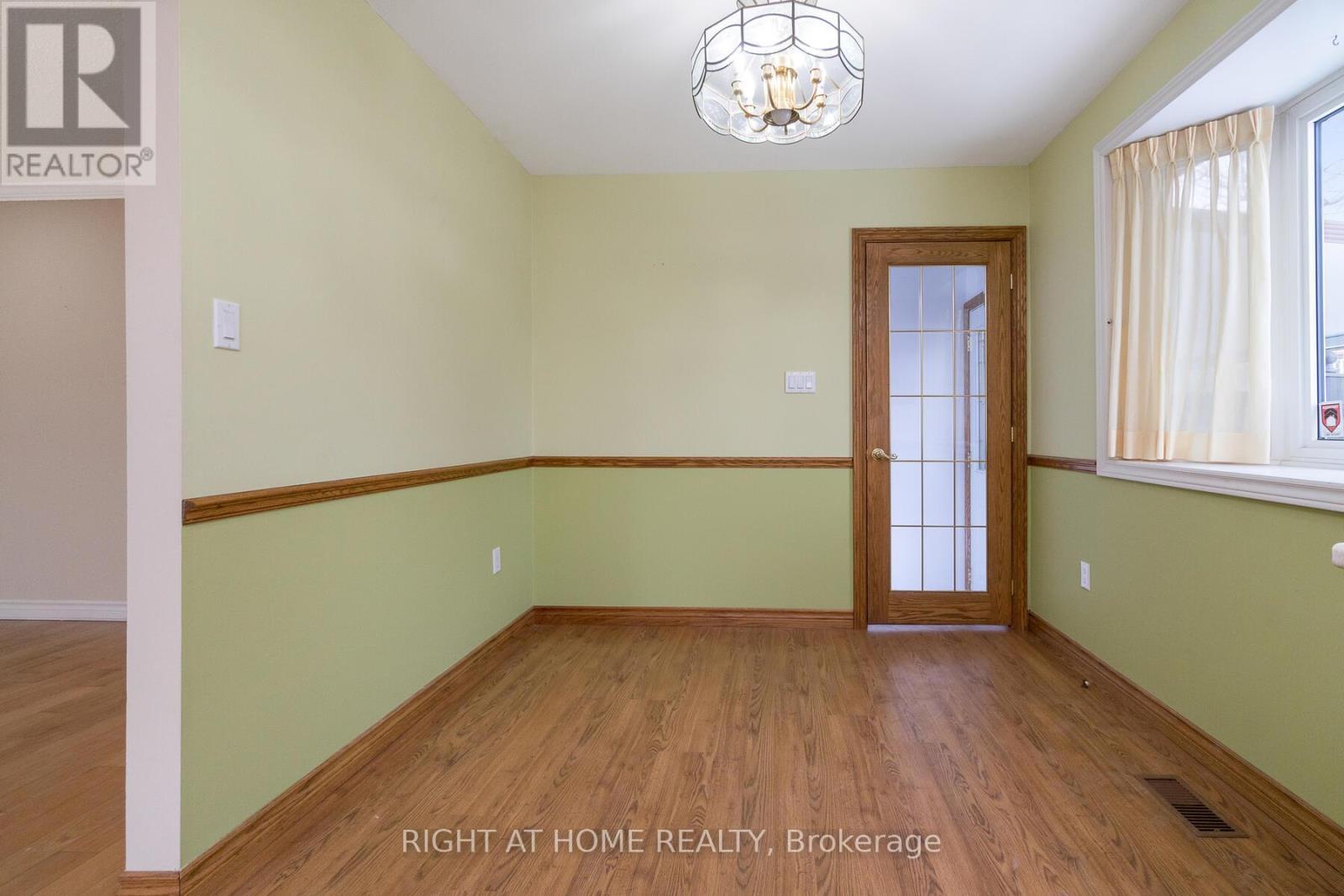 2035 Carleton Court, Burlington, ON - Indoor Photo Showing Other Room