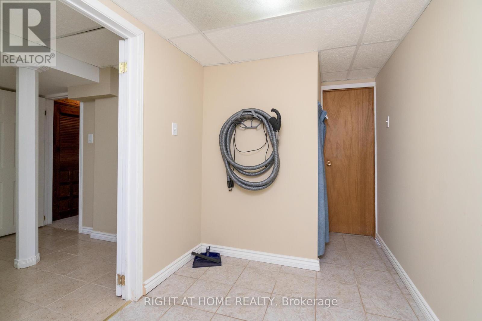 2035 Carleton Court, Burlington, ON - Indoor Photo Showing Other Room