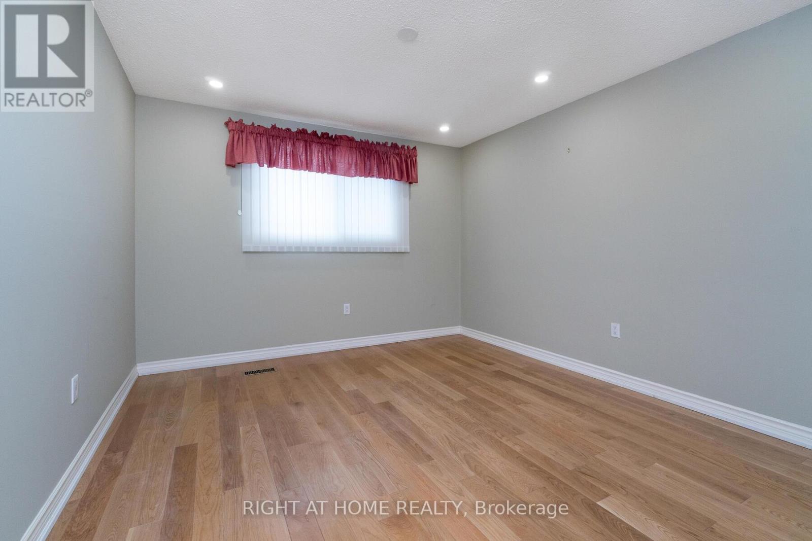 2035 Carleton Court, Burlington, ON - Indoor Photo Showing Other Room