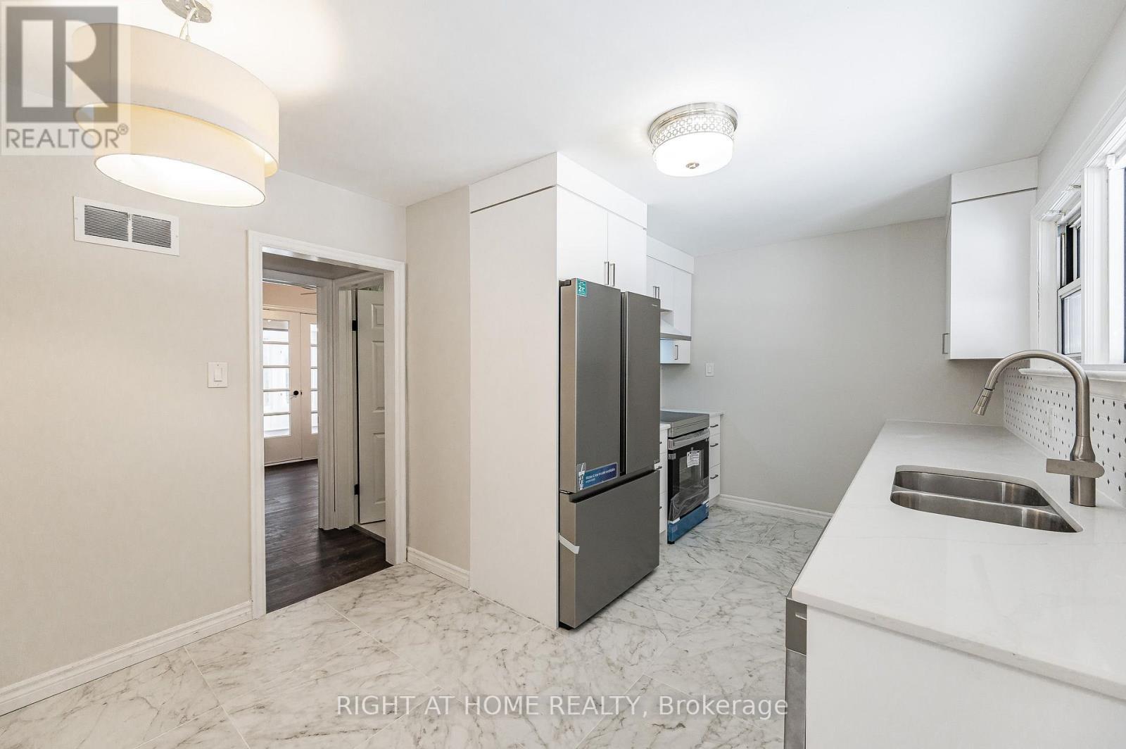 18 Ridgewood Avenue, Kitchener, ON - Indoor Photo Showing Kitchen With Double Sink