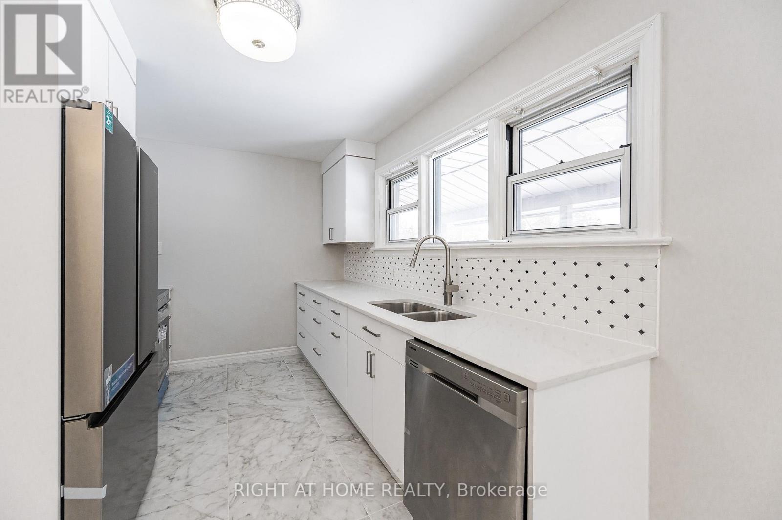 18 Ridgewood Avenue, Kitchener, ON - Indoor Photo Showing Kitchen With Double Sink