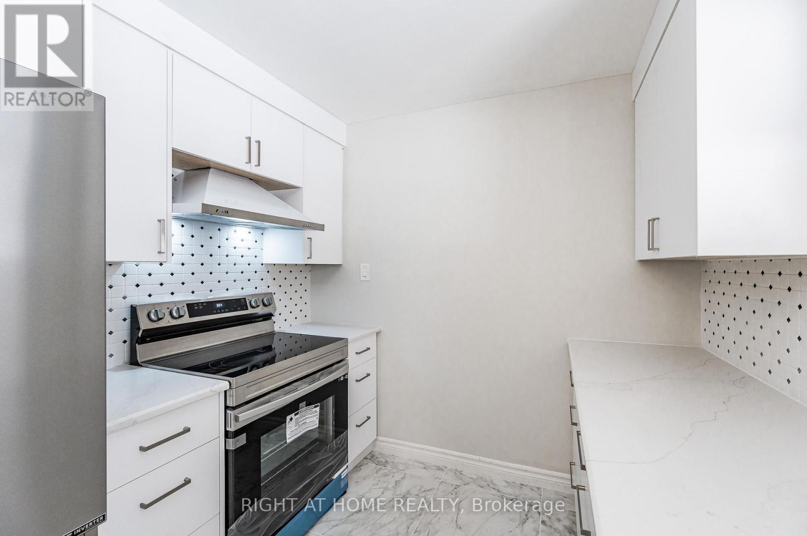 18 Ridgewood Avenue, Kitchener, ON - Indoor Photo Showing Kitchen