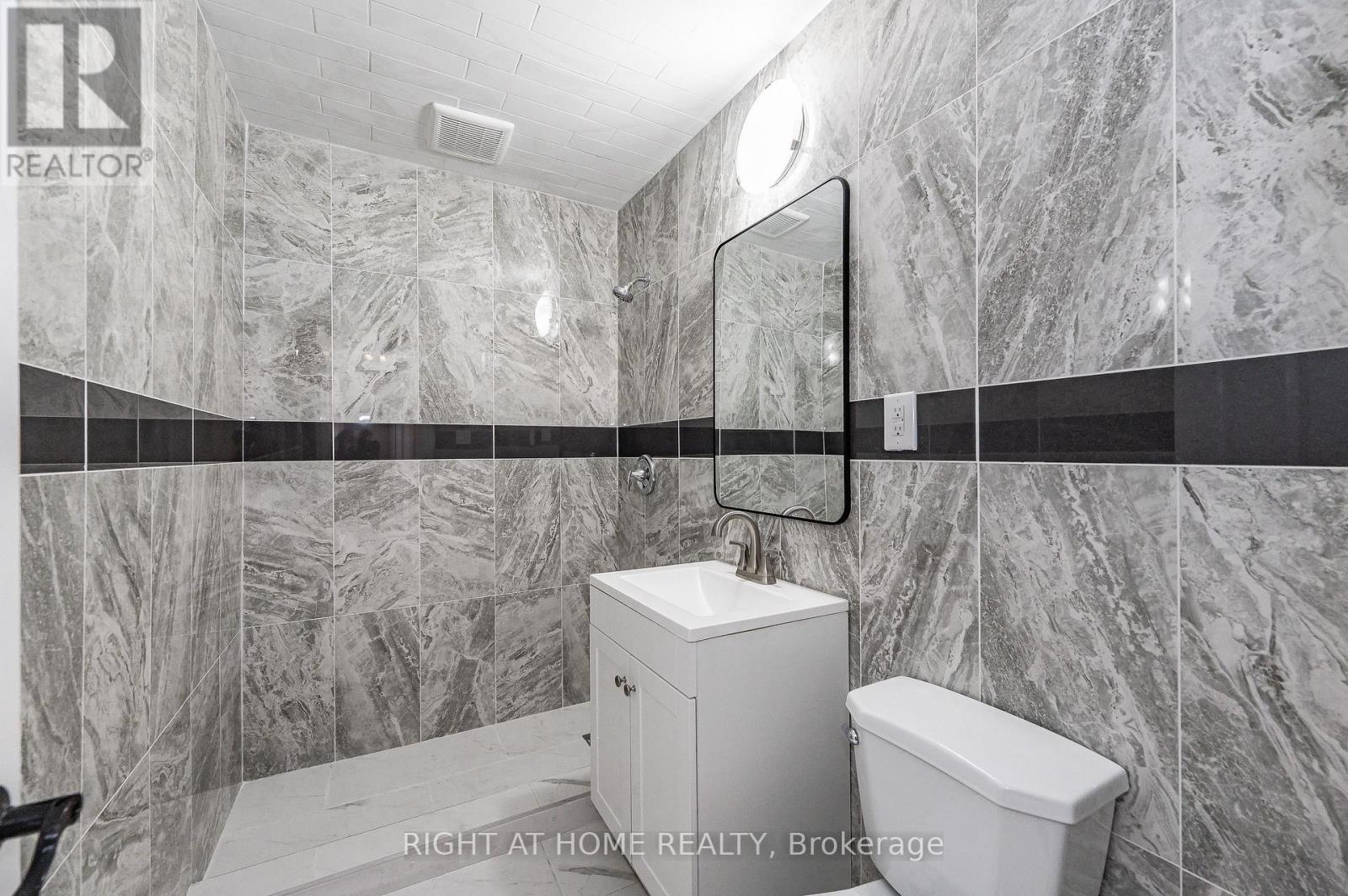 18 Ridgewood Avenue, Kitchener, ON - Indoor Photo Showing Bathroom