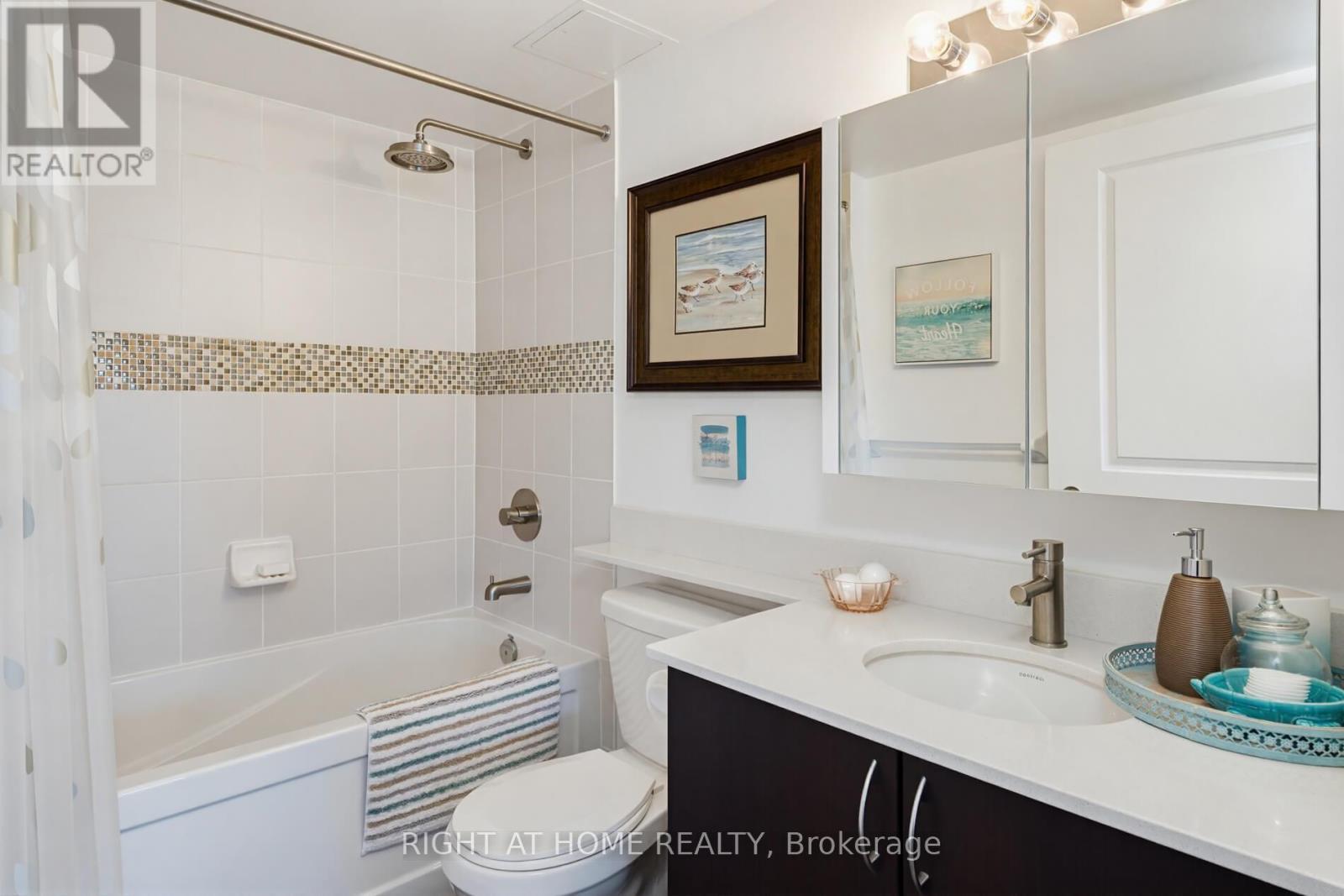 318 - 40 Via Rosedale, Brampton, ON - Indoor Photo Showing Bathroom