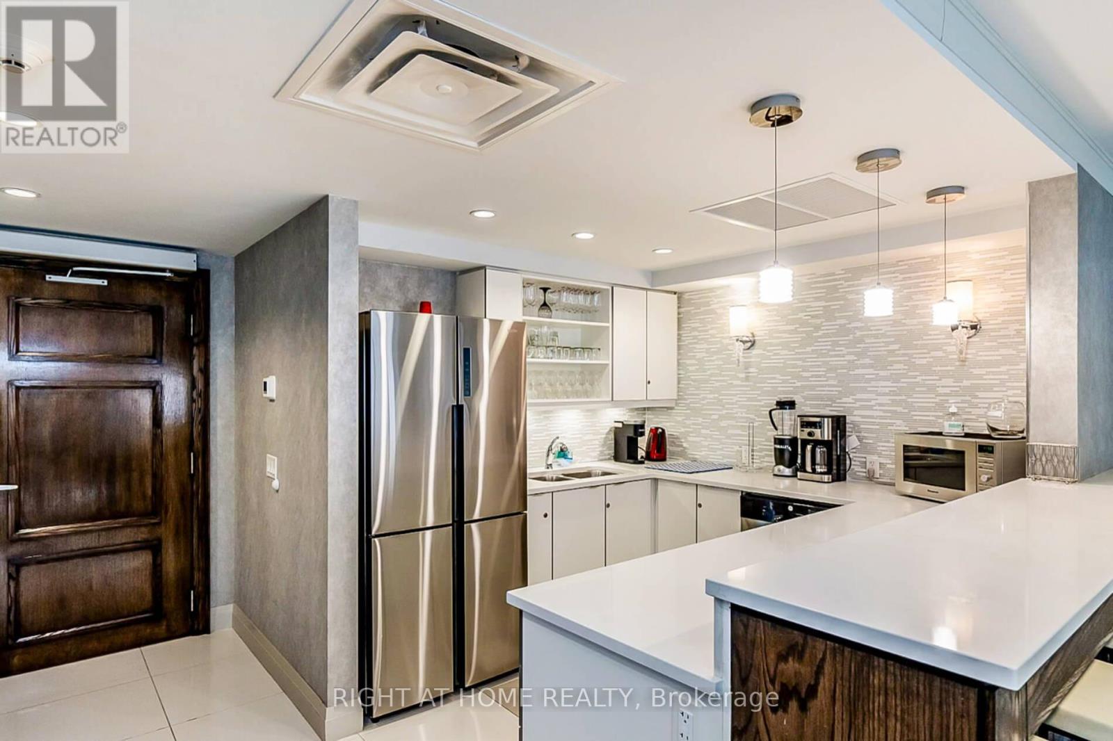 318 - 40 Via Rosedale, Brampton, ON - Indoor Photo Showing Kitchen With Stainless Steel Kitchen