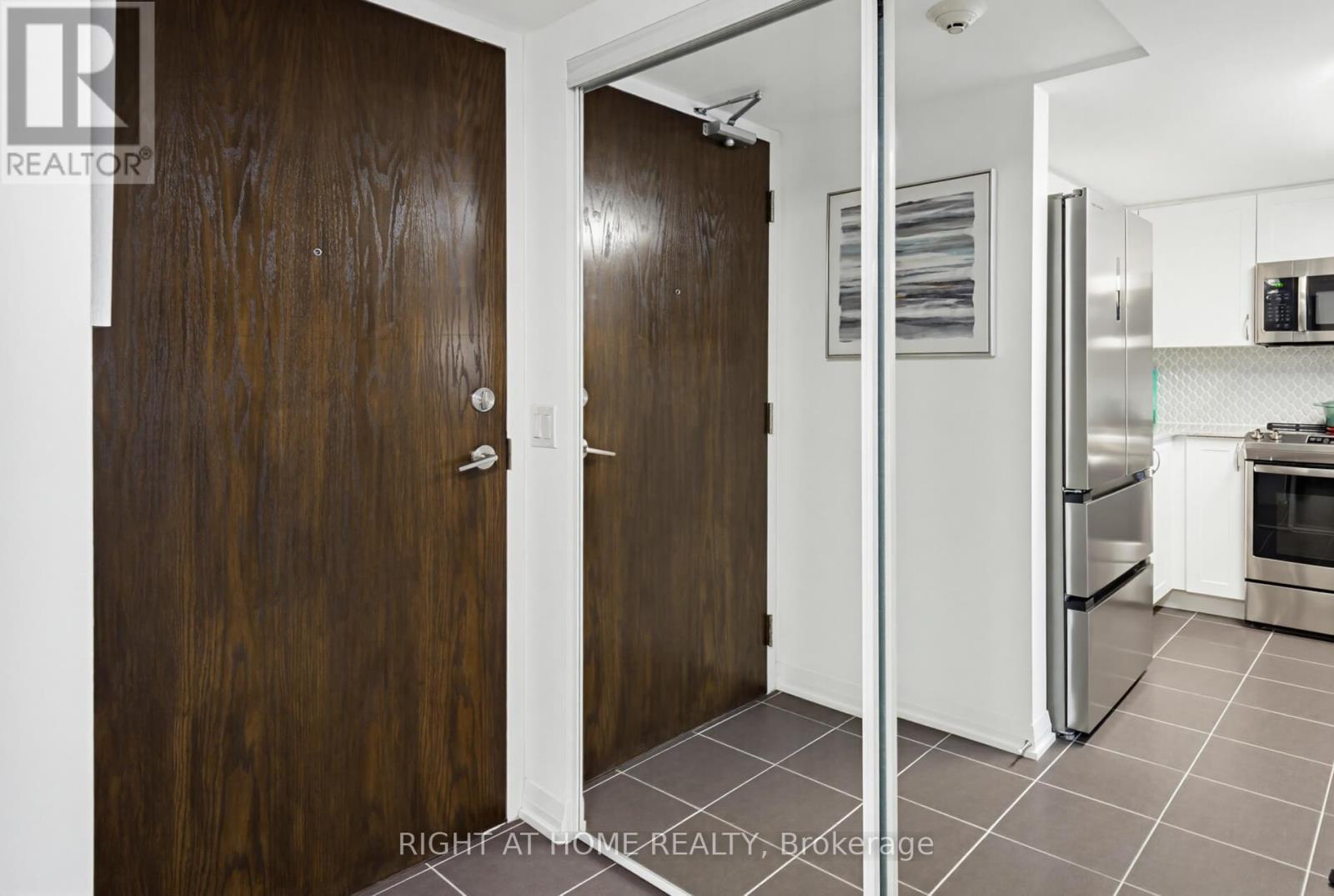318 - 40 Via Rosedale, Brampton, ON - Indoor Photo Showing Kitchen With Stainless Steel Kitchen