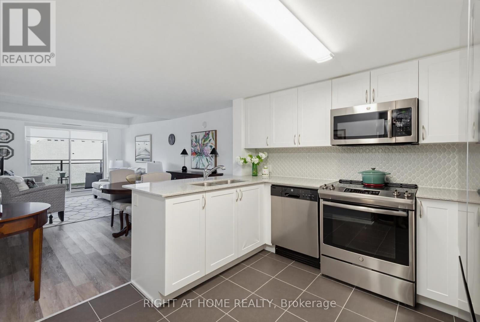 318 - 40 Via Rosedale, Brampton, ON - Indoor Photo Showing Kitchen With Stainless Steel Kitchen