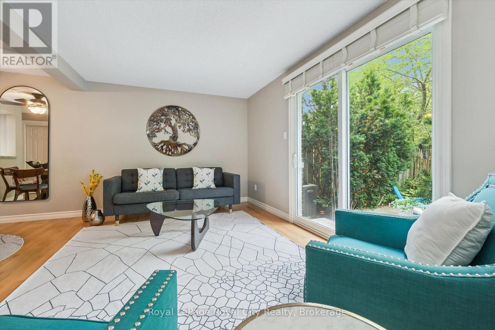 30 - 383 Edinburgh Road S, Guelph (Dovercliffe Park/Old University), ON - Indoor Photo Showing Living Room