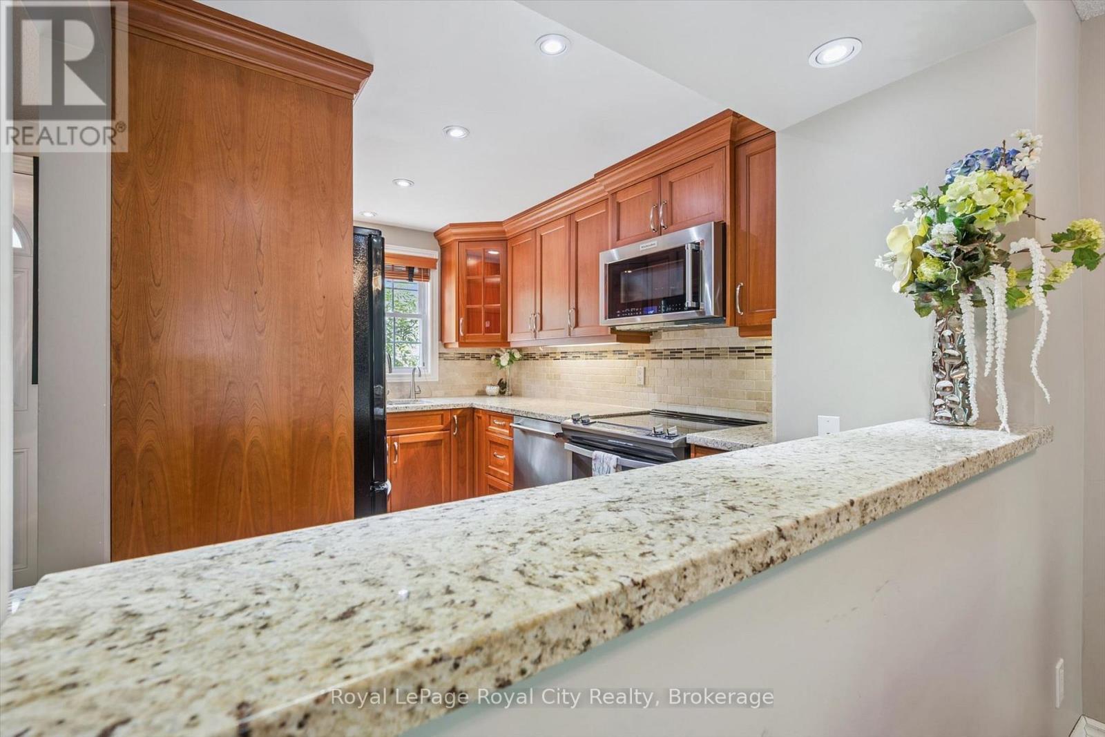 30 - 383 Edinburgh Road S, Guelph (Dovercliffe Park/Old University), ON - Indoor Photo Showing Kitchen