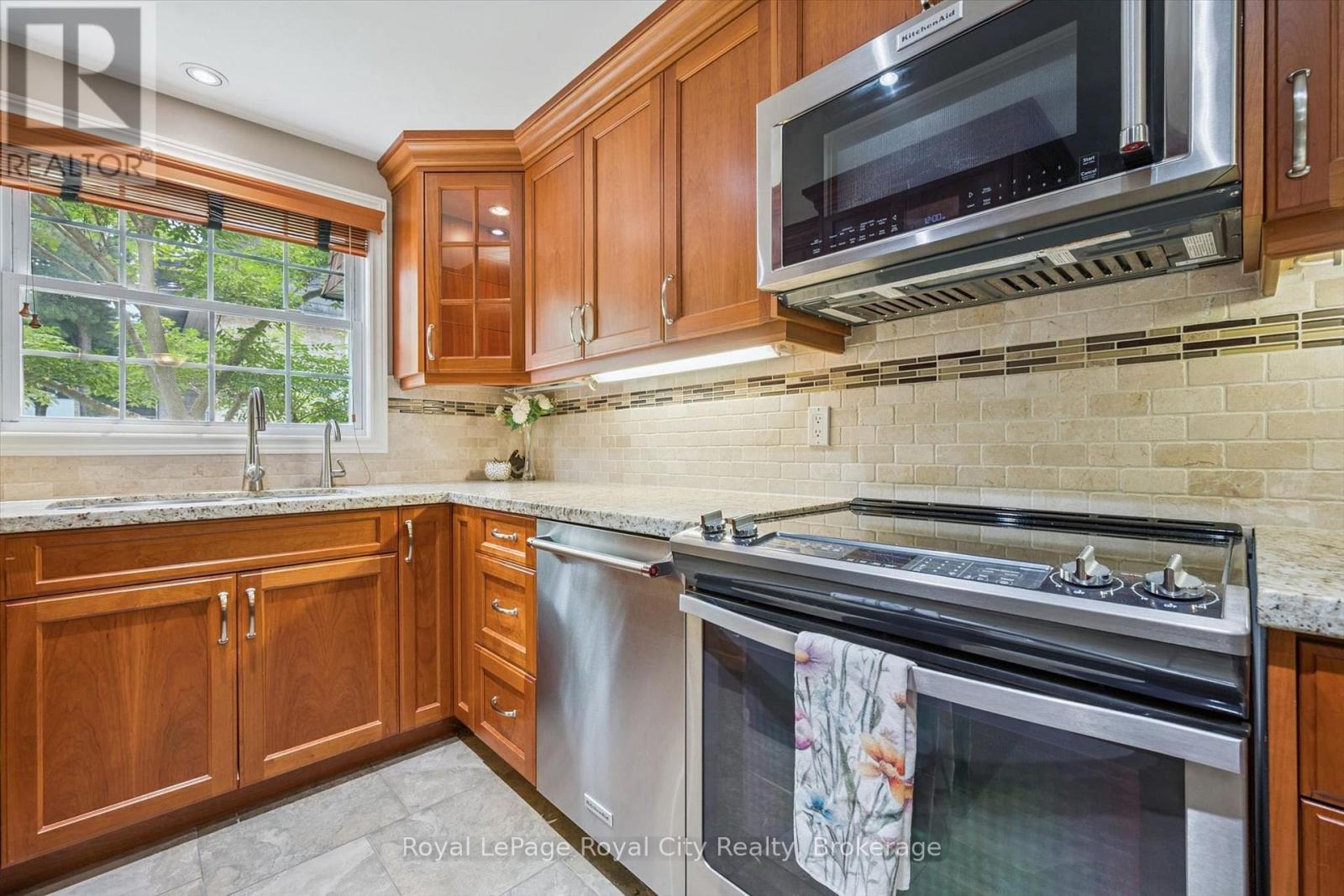 30 - 383 Edinburgh Road S, Guelph (Dovercliffe Park/Old University), ON - Indoor Photo Showing Kitchen With Double Sink