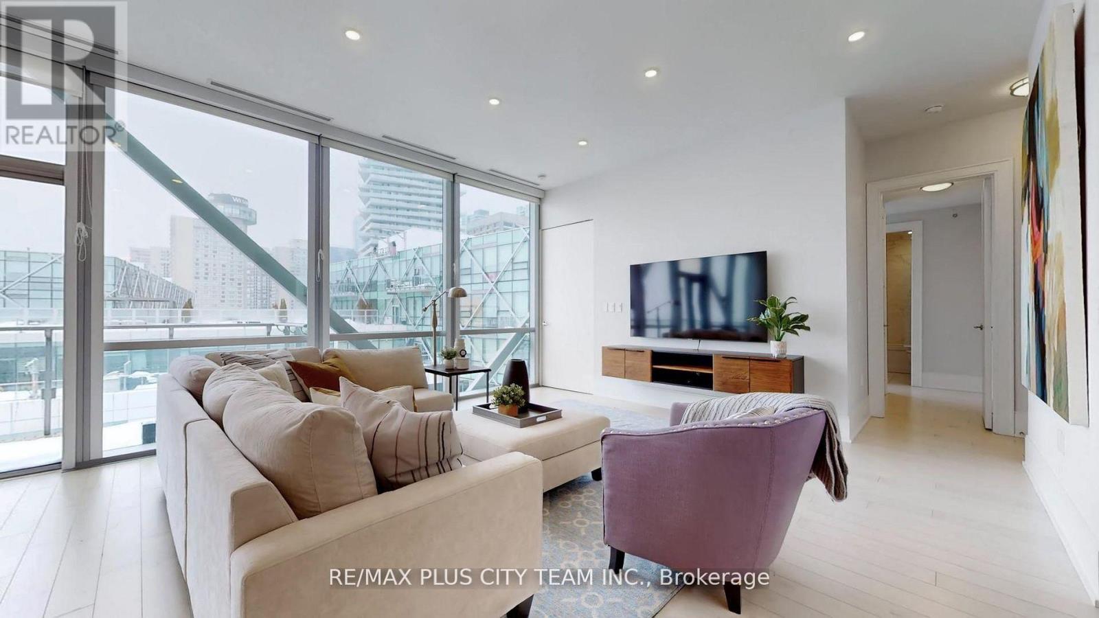 1305 - 39 Queens Quay E, Toronto, ON - Indoor Photo Showing Living Room